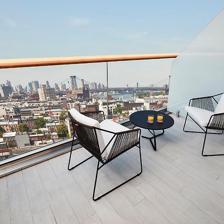 Hotel The William Vale New York Exteriér fotografie A balcony