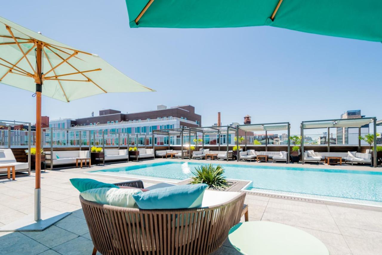 Hotel The William Vale New York Exteriér fotografie Rooftop pool at the Standard East Village