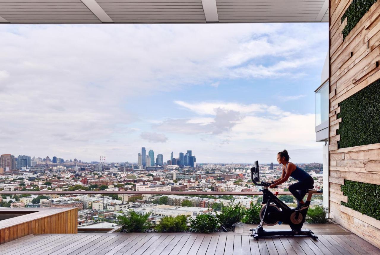Hotel The William Vale New York Exteriér fotografie The rooftop gym at The Standard East Village