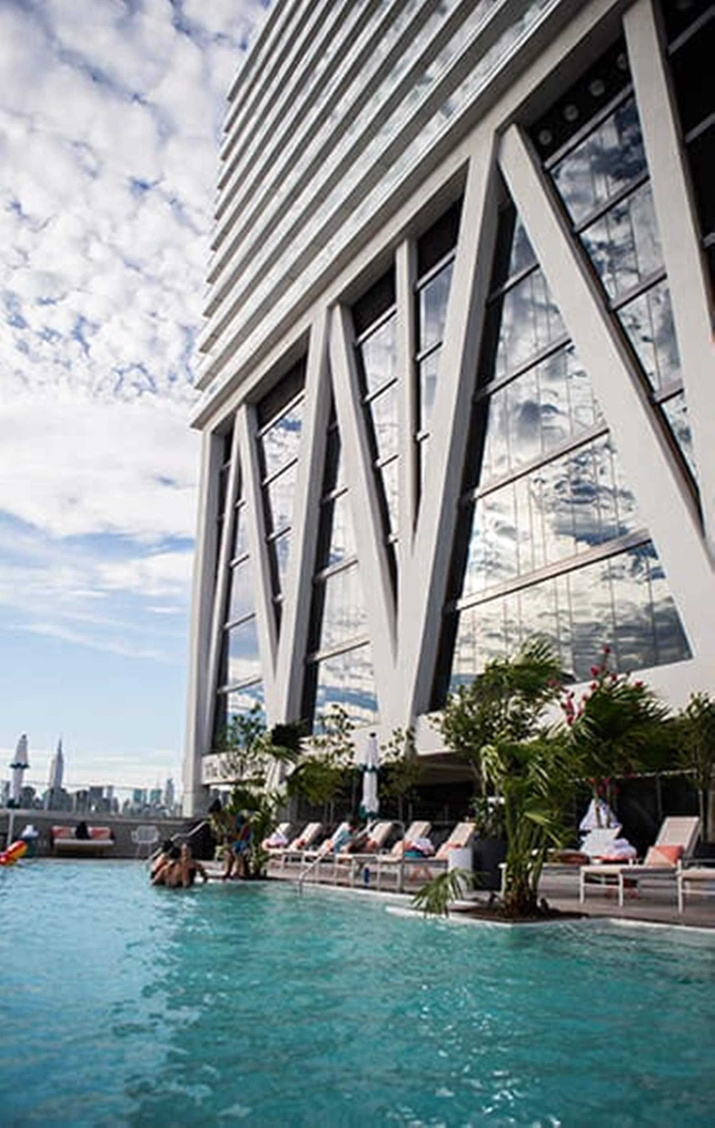 Hotel The William Vale New York Exteriér fotografie The pool at the 101st floor