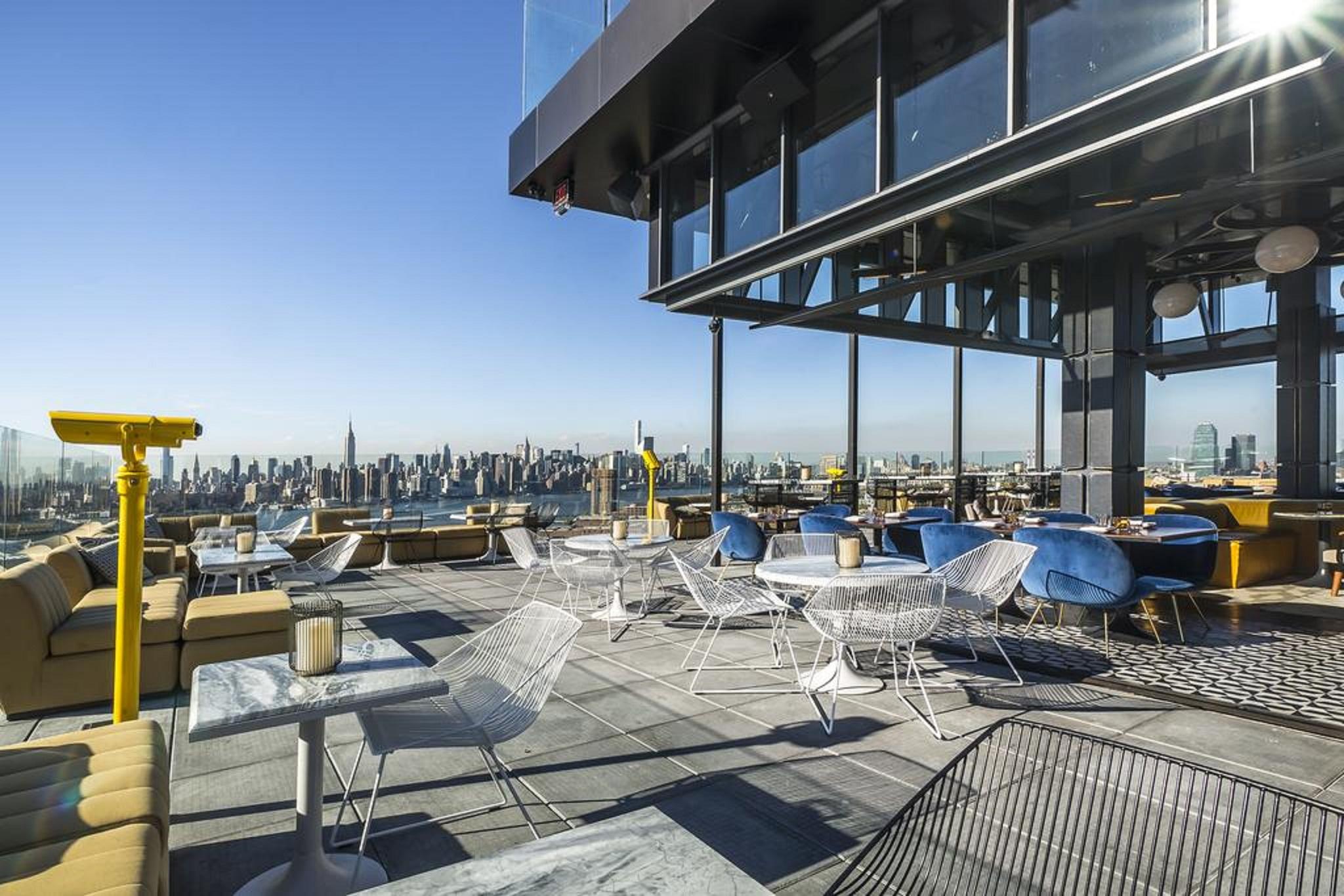 Hotel The William Vale New York Exteriér fotografie The rooftop lounge at the Standard East Village
