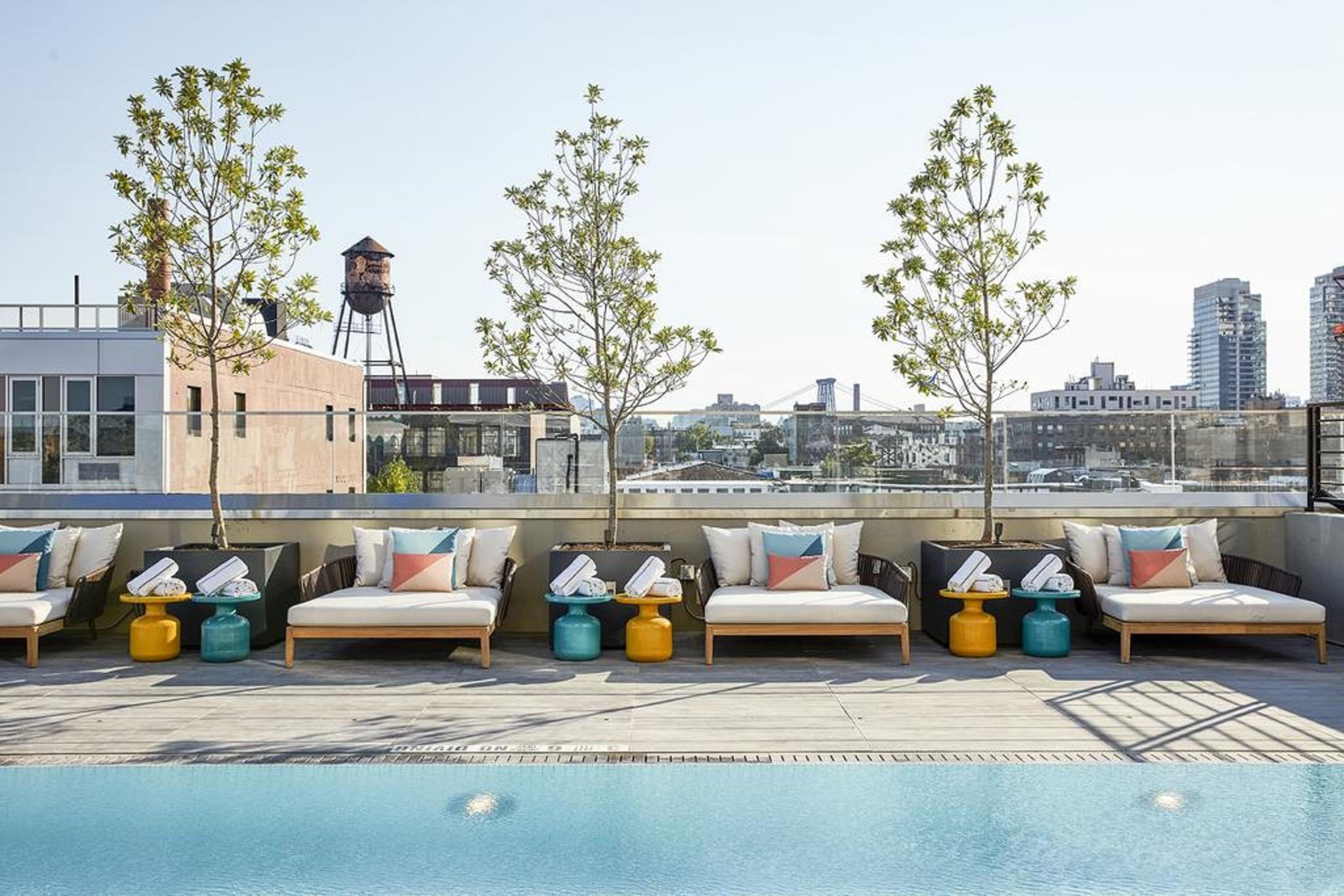 Hotel The William Vale New York Exteriér fotografie Rooftop pool at The Standard East Village