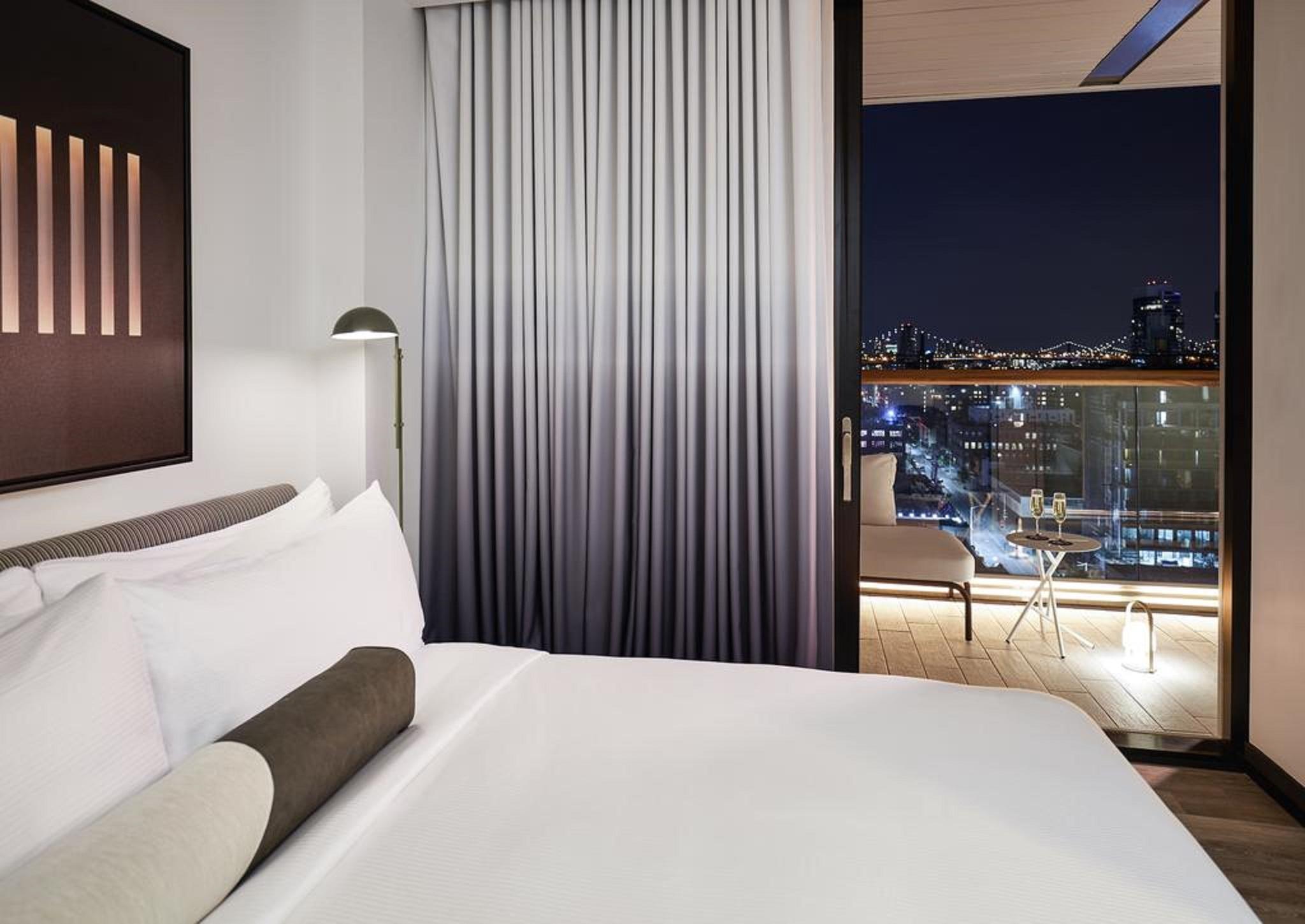 Hotel The William Vale New York Exteriér fotografie A bedroom at the hotel
