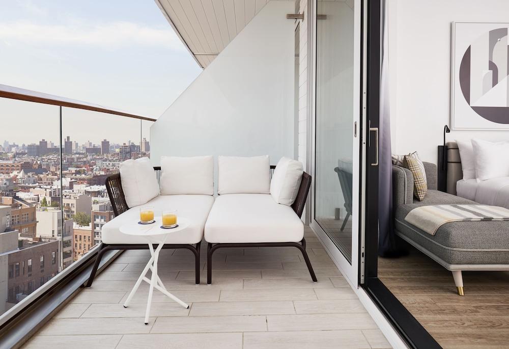 Hotel The William Vale New York Exteriér fotografie A balcony