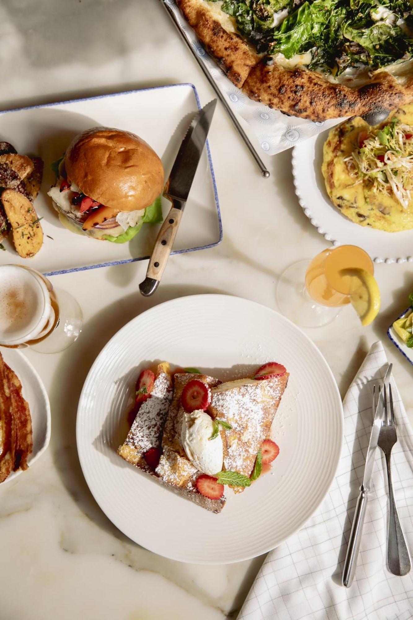 Hotel The William Vale New York Exteriér fotografie A selection of dishes at the restaurant