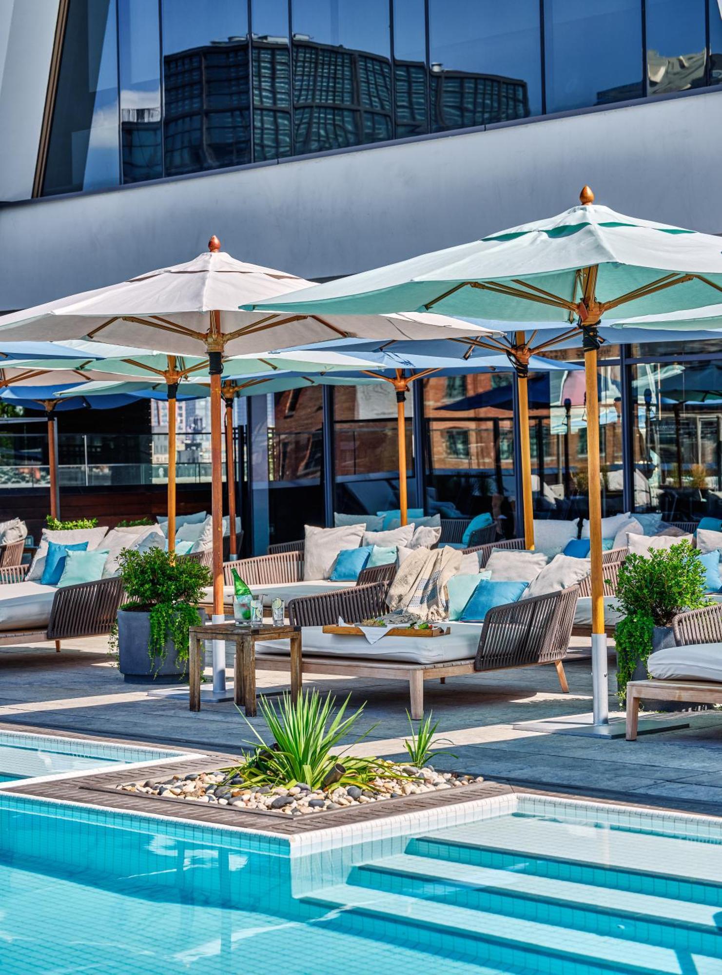 Hotel The William Vale New York Exteriér fotografie The rooftop pool at the hotel