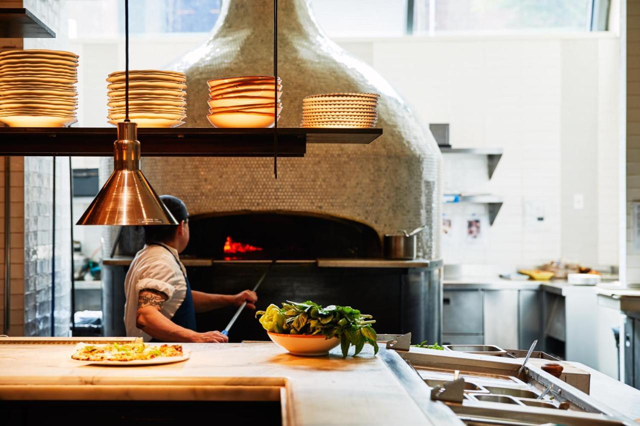 Hotel The William Vale New York Exteriér fotografie The kitchen at the restaurant