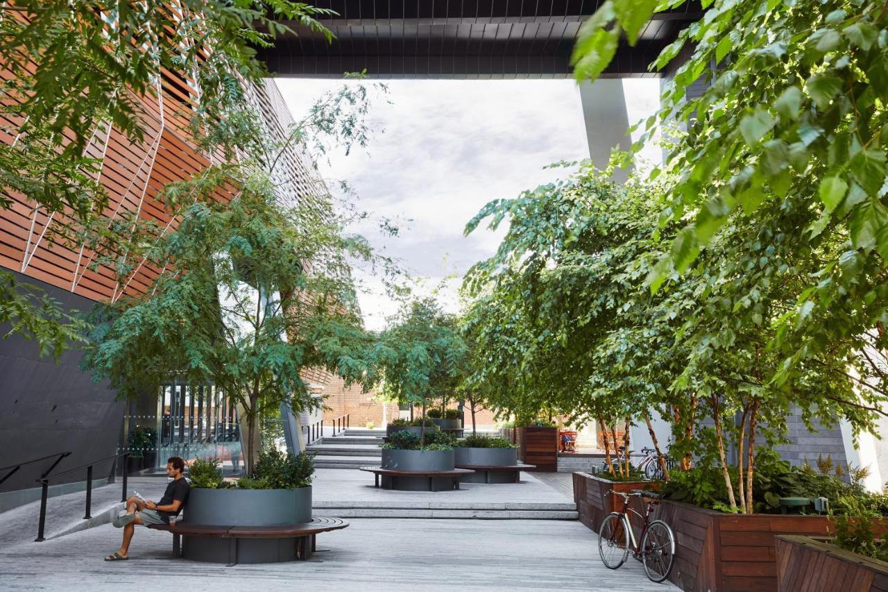 Hotel The William Vale New York Exteriér fotografie The courtyard at the new building