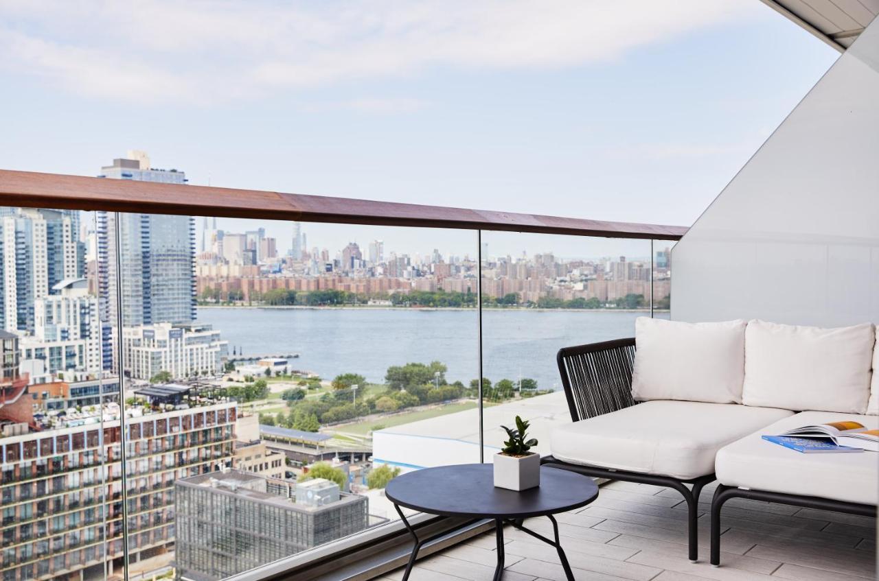 Hotel The William Vale New York Exteriér fotografie View from a balcony