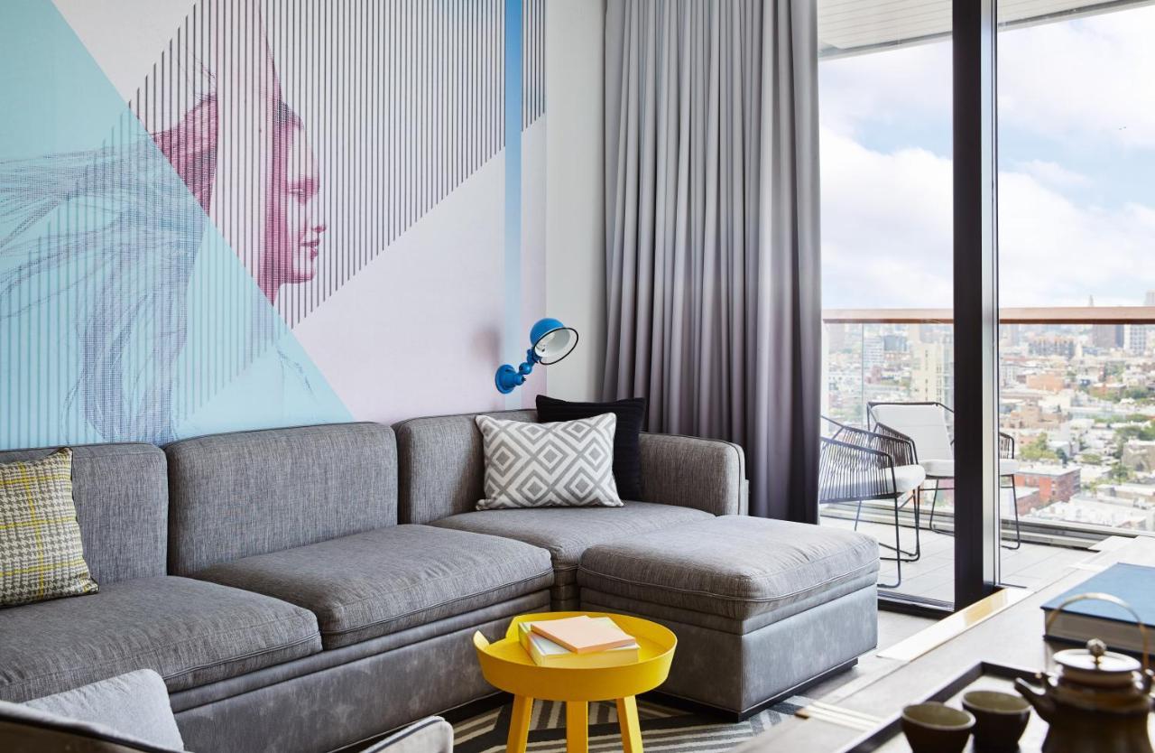 Hotel The William Vale New York Exteriér fotografie A living room at the hotel