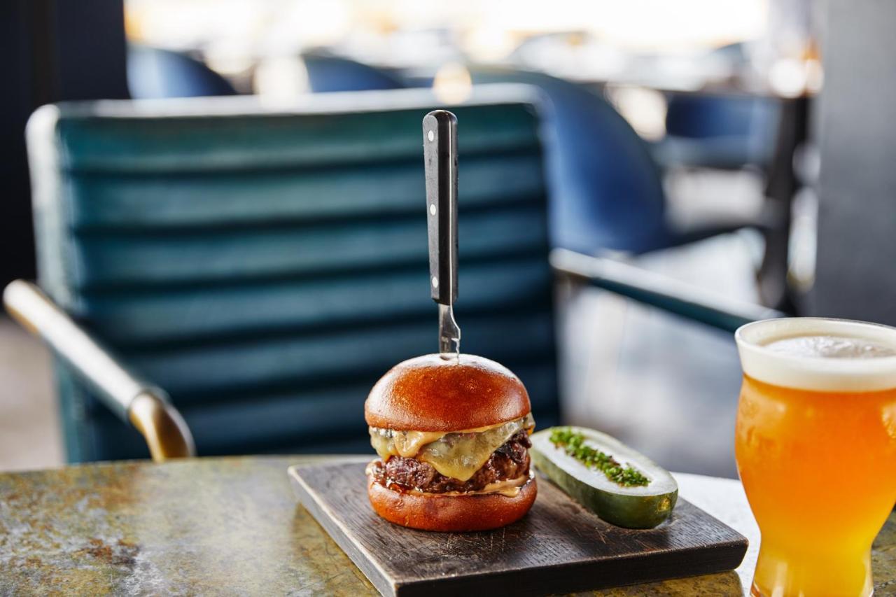 Hotel The William Vale New York Exteriér fotografie Burger and beer